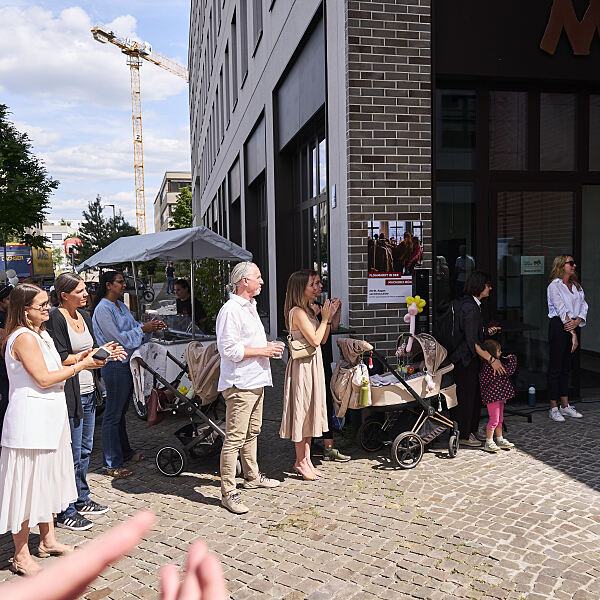Der Quartiersplatz der Macherei, kurz vor Beginn der Eröffnungsfeier.
