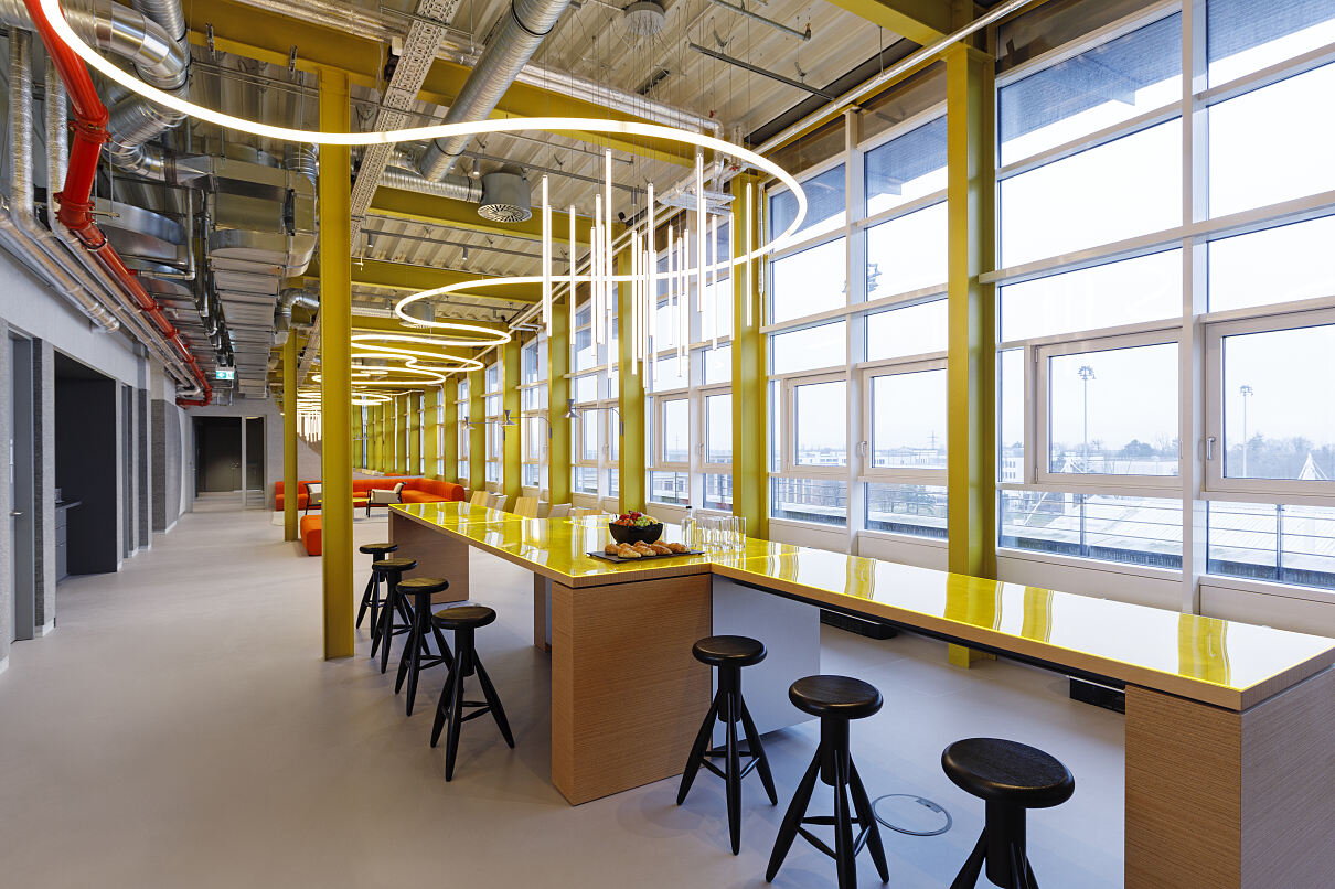 Hospitality als Teil der Büroimmobilie: Die Rooftop-Bar im LILO verbindet Aufenthaltsqualität, Service und Raum für informellen Austausch.