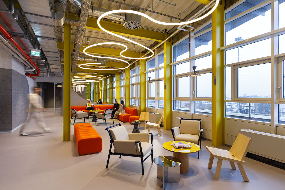 Begegnung statt reiner Verkehrsfläche: Die Rooftop-Bar und Lounge-Bereiche zählen zu den von ACCUMULATA Operations betriebenen Community Spaces.