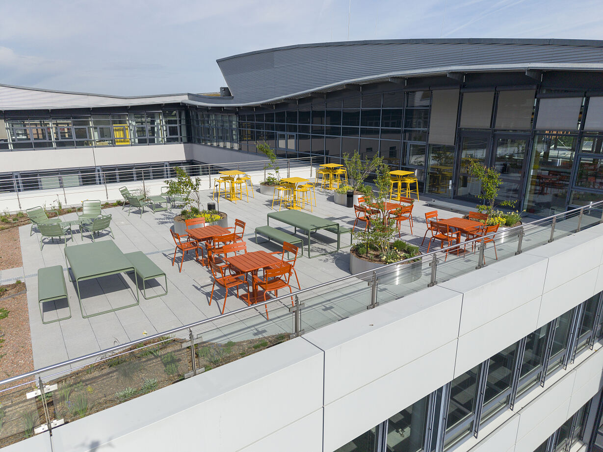 Arbeiten, Austausch und Aufenthalt im Freien: Die Dachterrasse erweitert die gemeinschaftlich genutzten Flächen des LILO im Münchner Norden.