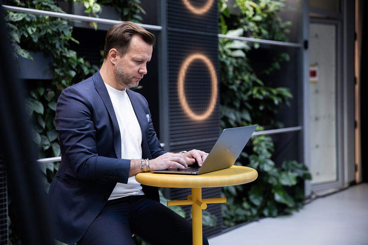 Arbeiten mitten im Community Space: Flexible Arbeitsmöglichkeiten ergänzen im LILO klassische Büroflächen um Orte für Austausch und kurzfristige Nutzung.
