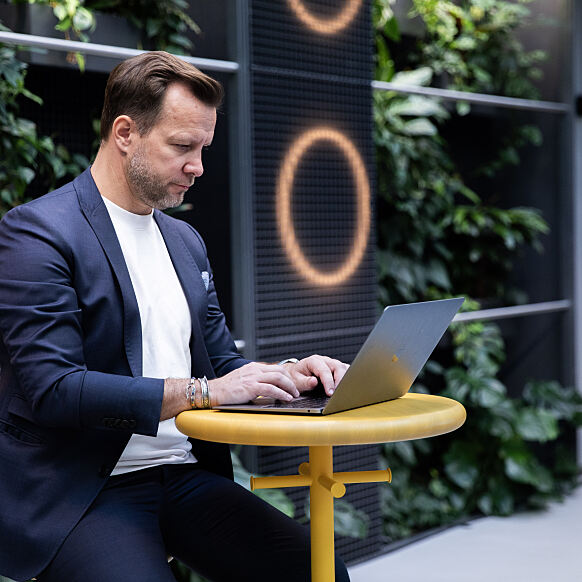 Arbeiten mitten im Community Space: Flexible Arbeitsmöglichkeiten ergänzen im LILO klassische Büroflächen um Orte für Austausch und kurzfristige Nutzung.