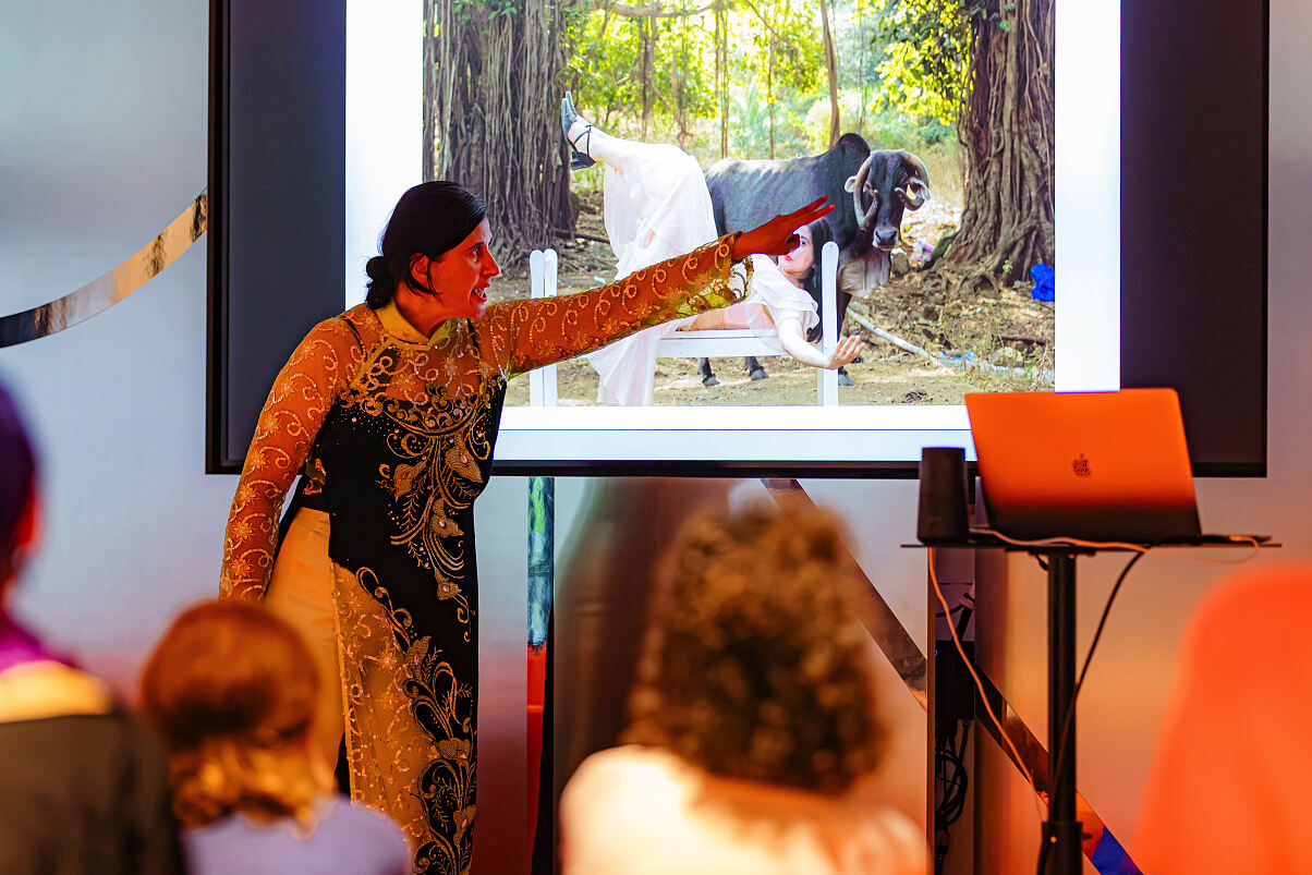 Nezaket Ekici, Performance