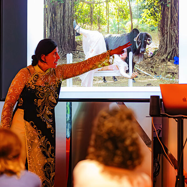 Nezaket Ekici, Performance