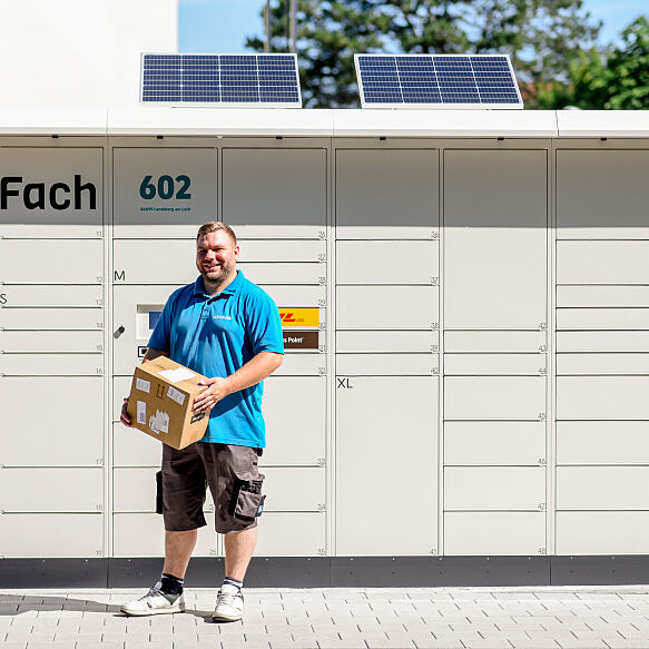 Objektbetreuer Rene Florian Stötter vor dem neuen Paketautomat in Landsberg.