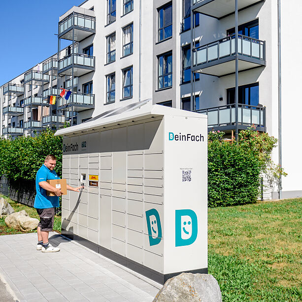 Objektbetreuer Rene Florian Stötter beim Versand eines Pakets.