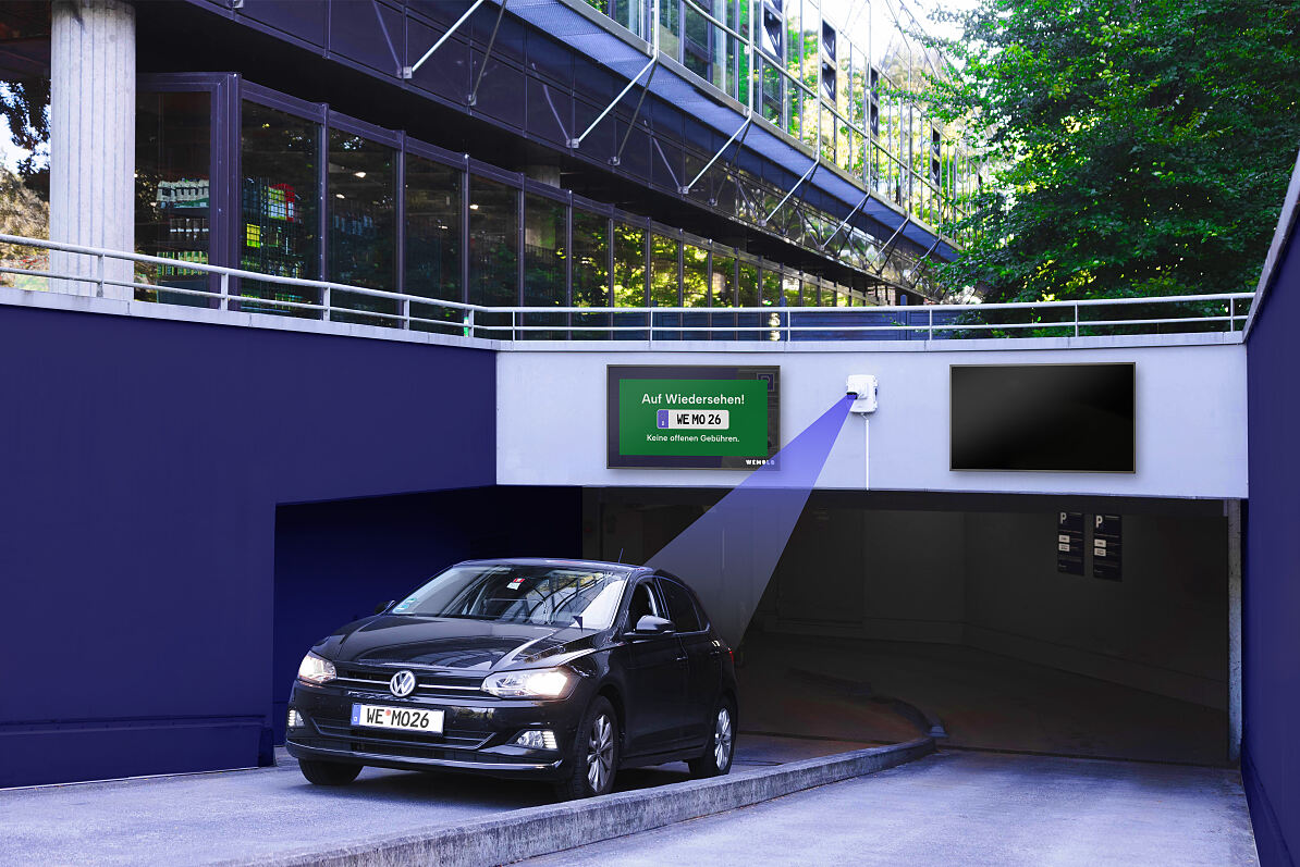 Bei der Ausfahrt gleicht das System das Kennzeichen mit dem Parkvorgang ab. Offene Gebühren lassen sich innerhalb von 24 Stunden online nachzahlen.