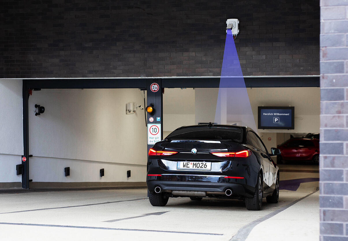 Einfahrt ohne Schranke: Eine Kamera erfasst das Kennzeichen, die Parkberechtigung wird automatisch geprüft. Europaweit sind 11.000 dieser Kameras im Einsatz.