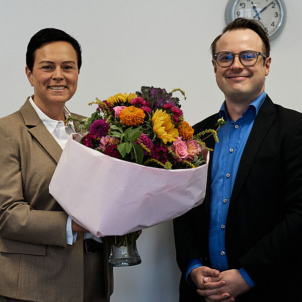 Andrea Günther von Vonovia und David Diekmann von MietMachen feiern die Absichtserklärung für mehr Chancen auf dem Wohnungsmarkt. 