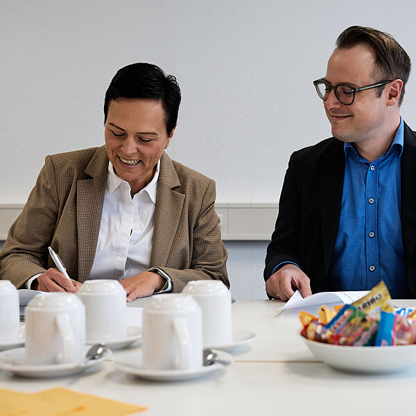 Andrea Günther von Vonovia und David Diekmann von MietMachen unterschreiben die Absichtserklärung.