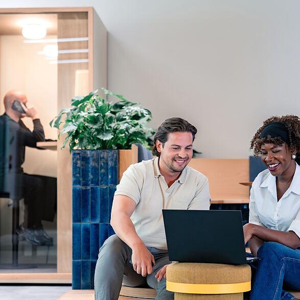 Arbeiten zwischen zwei Terminen: Die Work Lounge im Erdgeschoss bietet freie Arbeitsplätze, Phone Booths ermöglichen ungestörte Telefonate.
