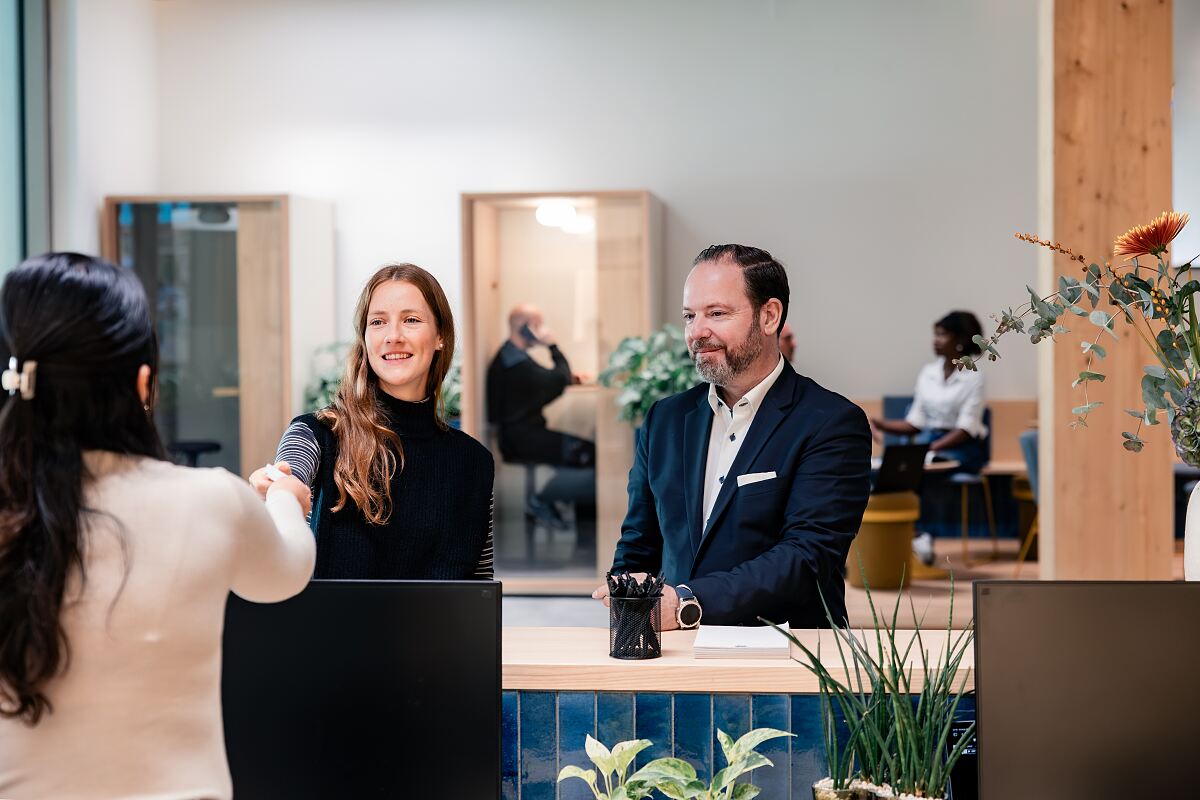  Gastgeber statt Empfangstresen: Am Welcome Desk begrüßt das Team von ACCUMULATA Operations Mieter und ihre Gäste und koordiniert Raumanfragen im Haus.