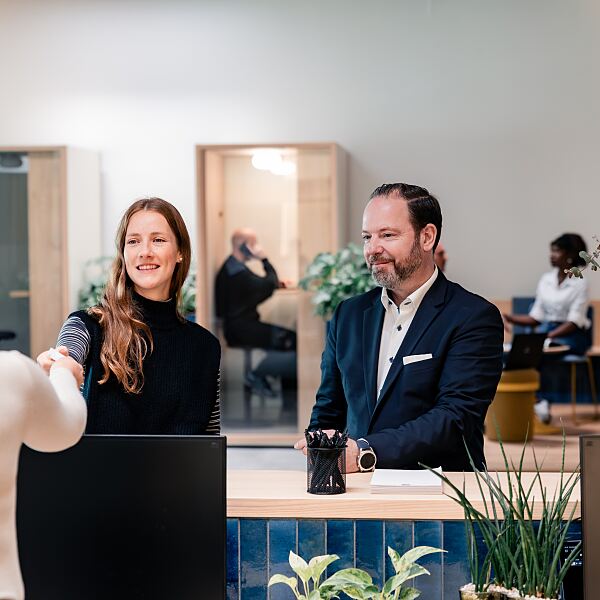  Gastgeber statt Empfangstresen: Am Welcome Desk begrüßt das Team von ACCUMULATA Operations Mieter und ihre Gäste und koordiniert Raumanfragen im Haus.