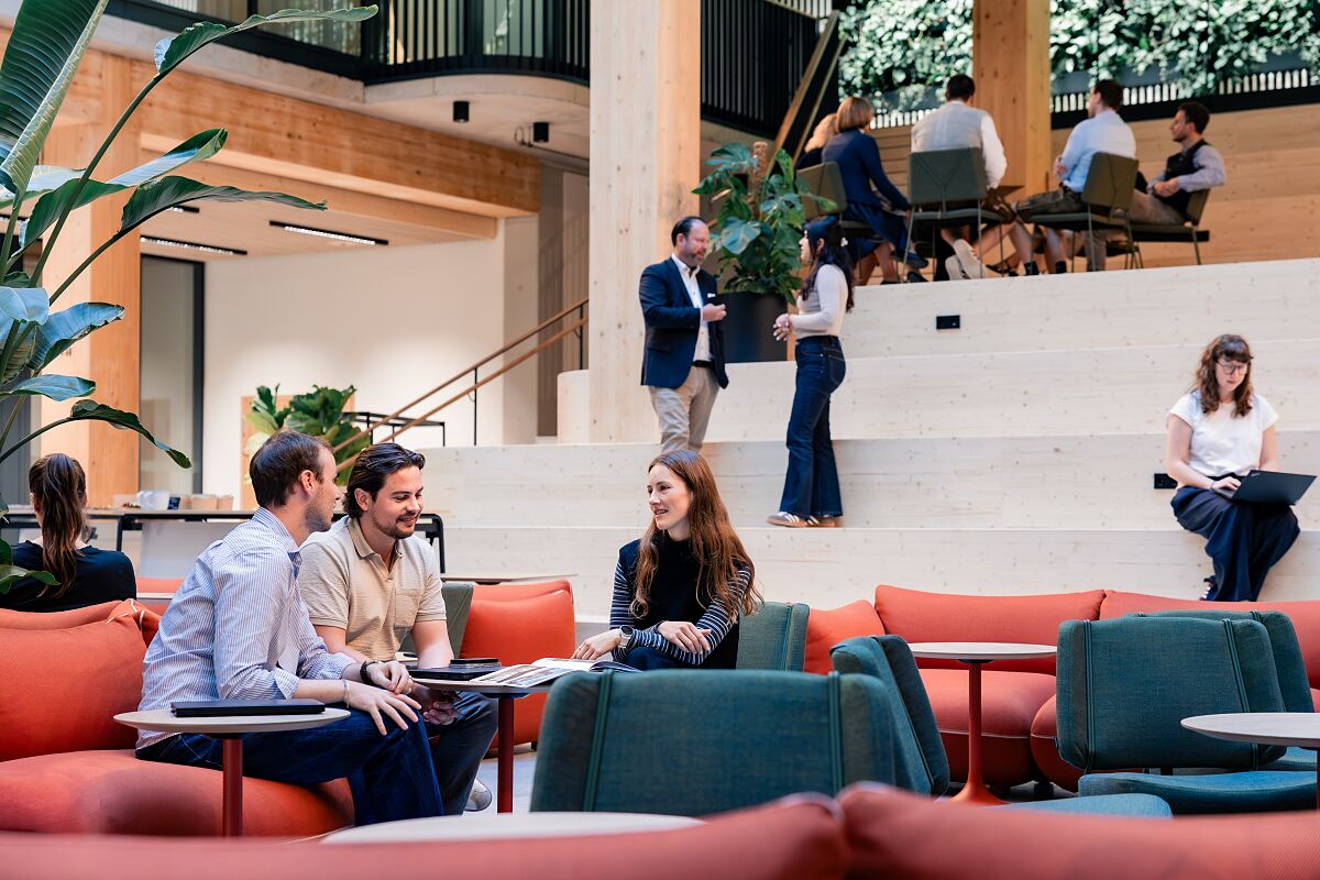 Herzstück von „The Stack“: Die Lobby unter dem Lichthof verbindet Sitzstufen für Townhalls und Veranstaltungen mit Lounge-Inseln und ist die operative Mitte des Shared-Space-Betriebs von ACCUMULATA Operations.