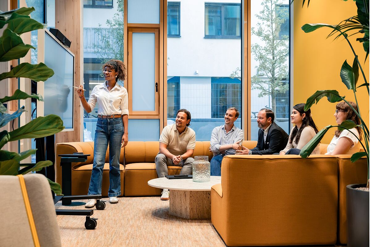 Rückzug mit Blick ins Grüne: Die Garden Lounge am begrünten Innenhof eignet sich für kleine Runden und fokussiertes Arbeiten.