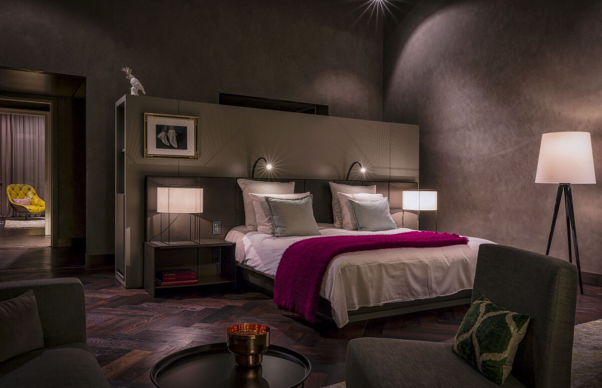 Das Stue Hotel Berlin Zimmer dunkel