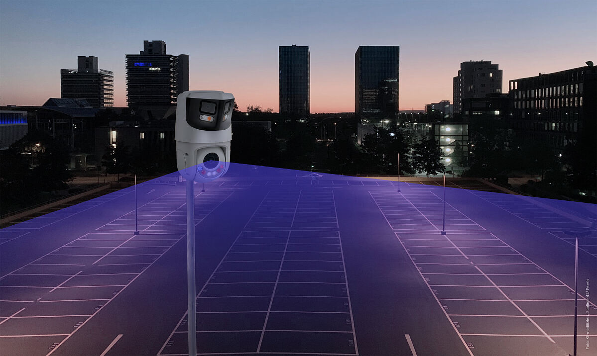 360° Flächenmonitoring: Die Kamera erfasst die gesamte Außenanlage eines Parkplatzes. Bildmontage mit KI-Bearbeitung.