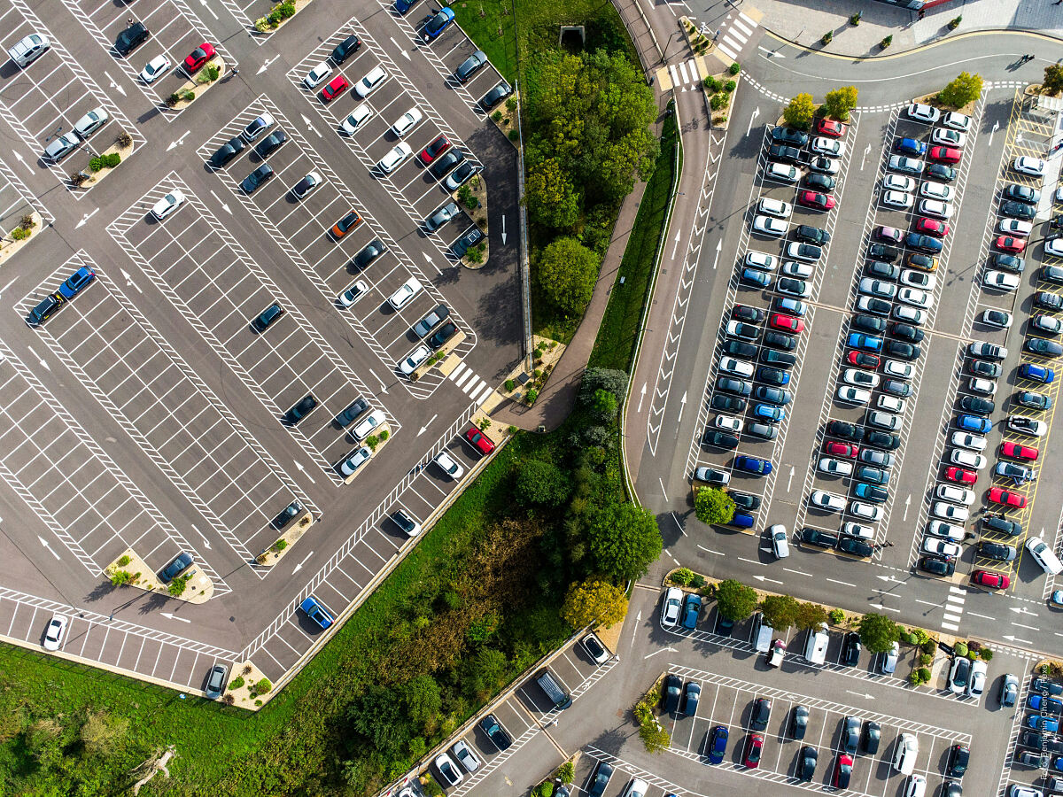 Trend 4: Betriebsdaten enden nicht mehr an der Fassade. Kameras an den Zufahrten liefern Daten zu Auslastung, Verweildauer und Frequenz einer Parkfläche.