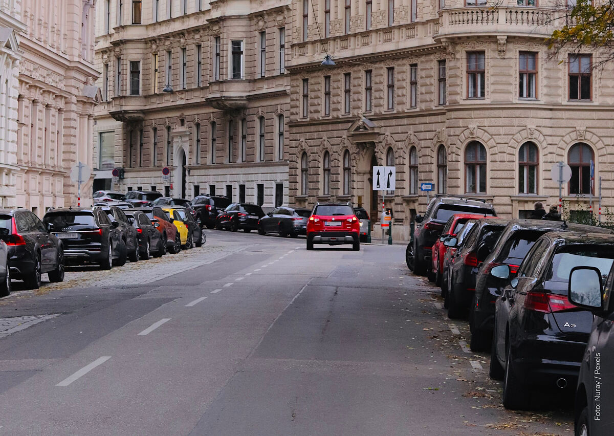Trend 1: Mehr Autos, weniger Straßenrand. Beidseitig zugeparkte Straße in einem Altbauquartier.