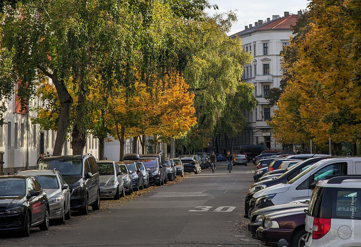 Trend 1: Mehr Autos, weniger Straßenrand. In vielen Innenstadtquartieren teilen sich parkende Autos, Bäume und Radverkehr denselben Raum. Der Parkdruck verlagert sich auf die Flächen von Handel, Büro und Gewerbe.