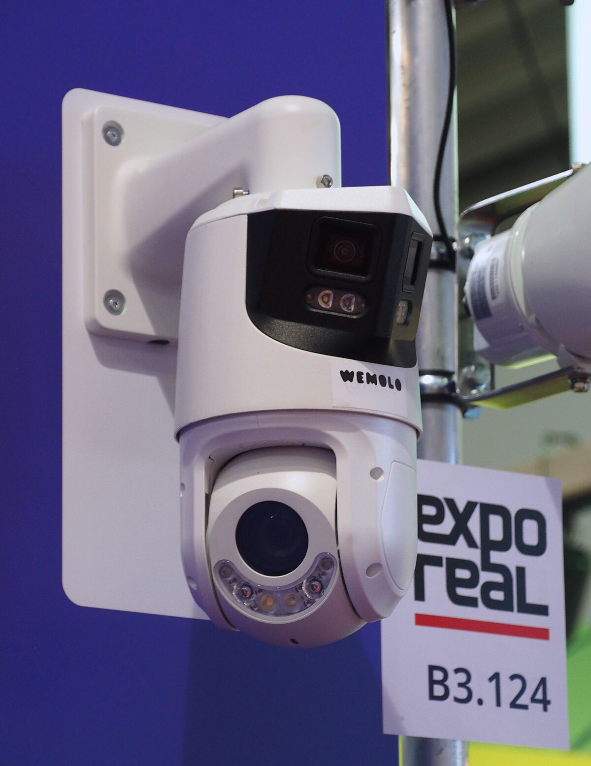 Kamera für das 360° Flächenmonitoring am Wemolo-Stand auf der Expo Real 2026. Sie erfasst die Außenanlage von der Fahrgasse bis zur Fassade.