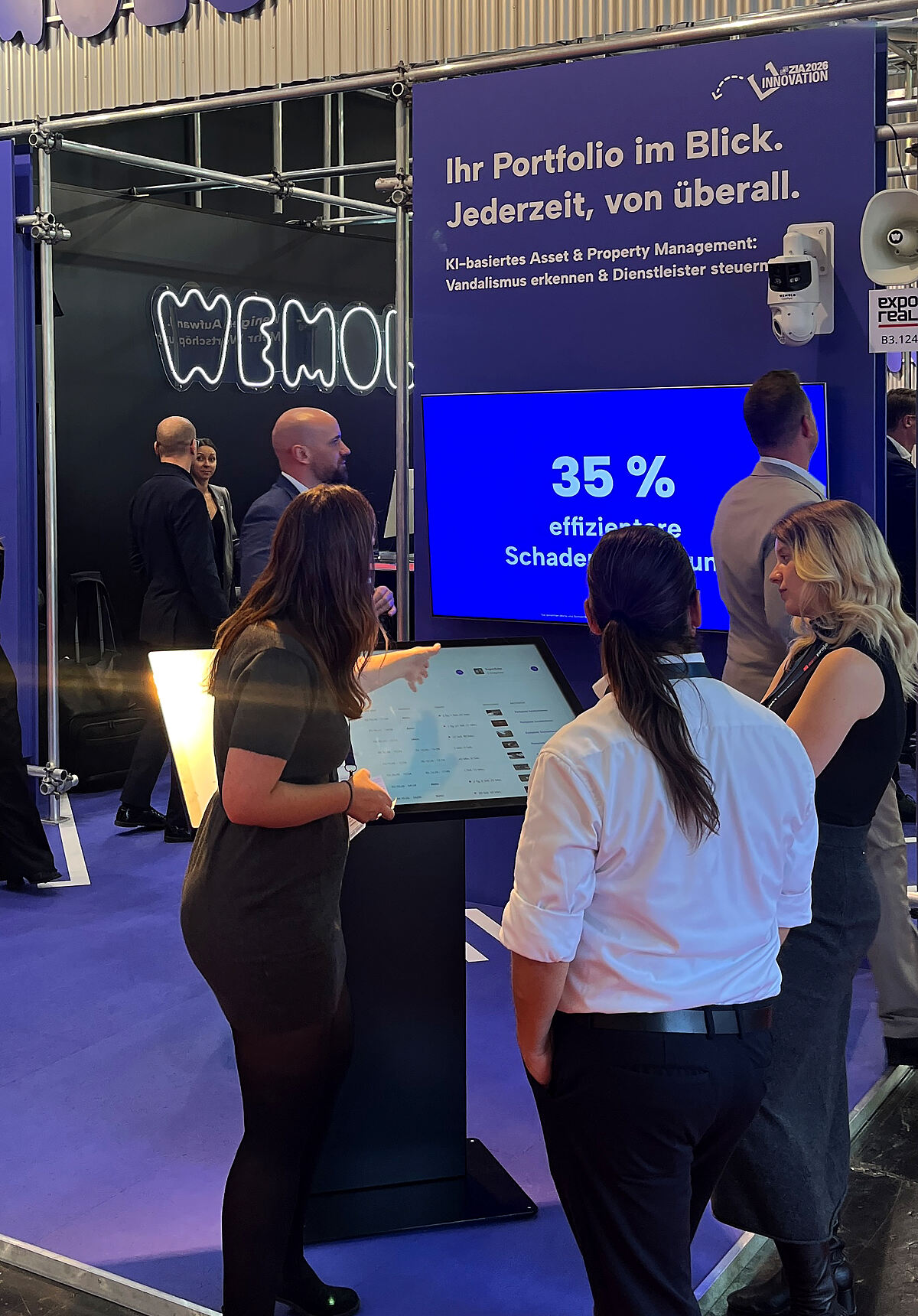 Live-Demo am Wemolo-Stand auf der Expo Real 2026: Beim 360° Flächenmonitoring erfassen Kameras die gesamte Außenanlage und melden Schäden oder Verschmutzungen automatisch an den zuständigen Dienstleister.