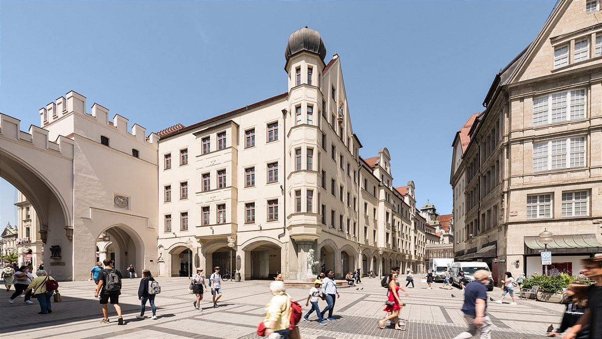 Das ehemalige Karstadt Sports Gebäude in der Neuhauser Straße birgt in Zukunft Flächen für Forscher statt Fashion.