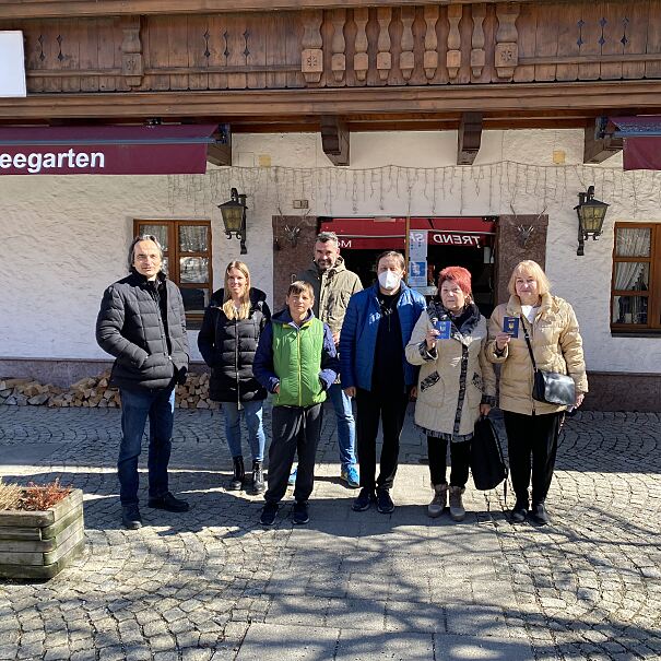 Peter G. Neumann, Mitarbeitende der Rock Capital Group sowie Mitglieder der Gemeinde Bad Wiessee haben kräftig angepackt um den Geflüchteten eine neue Heimat zu ermöglichen.