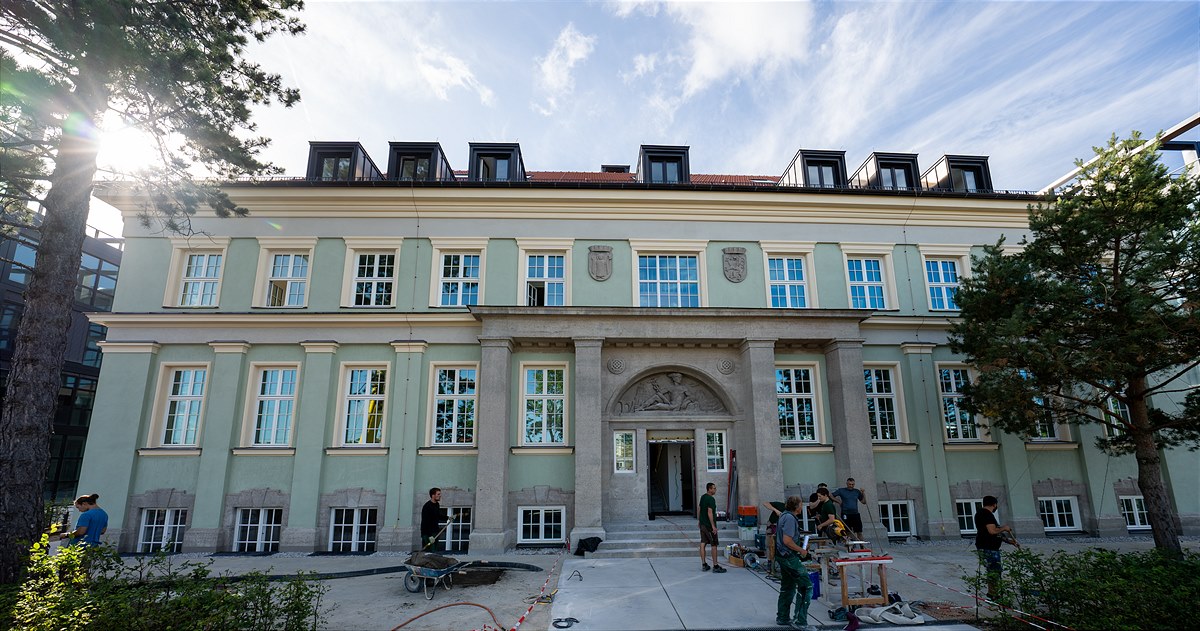 Letzte Bauarbeiten werden vor dem Einzug der Mieter in die Villa abgeschlossen