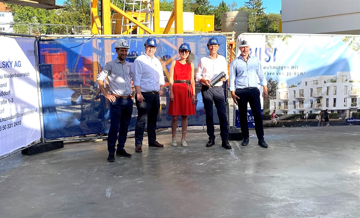 Christoph Otzlberger von Swietelsky, Daniel Bammer von Riepl Kaufmann Bammer Architektur, Veronika Achammer von United Benefits Holding, Markus Weber von Invester United Benefits und Christian Struck von Swietelsky (v.l.n.r.)