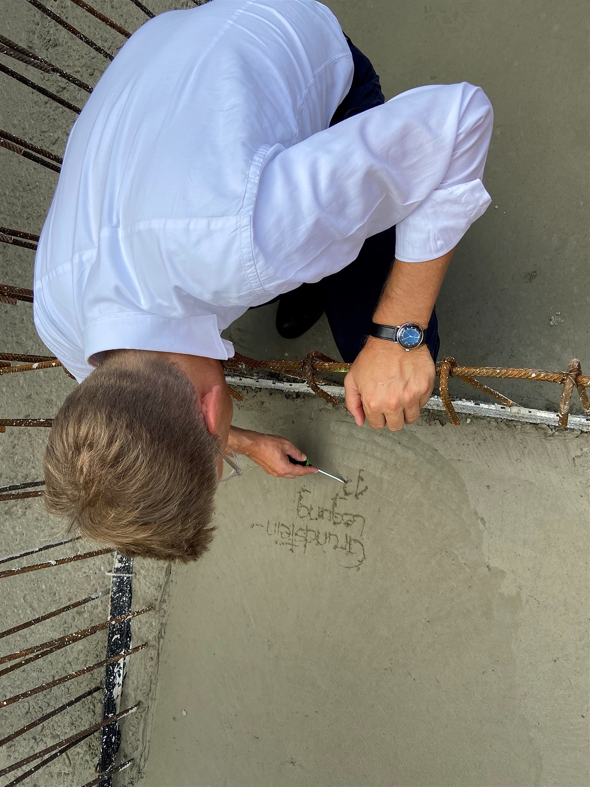 Markus Weber von Invester United Benefits verewigt sich im Beton
