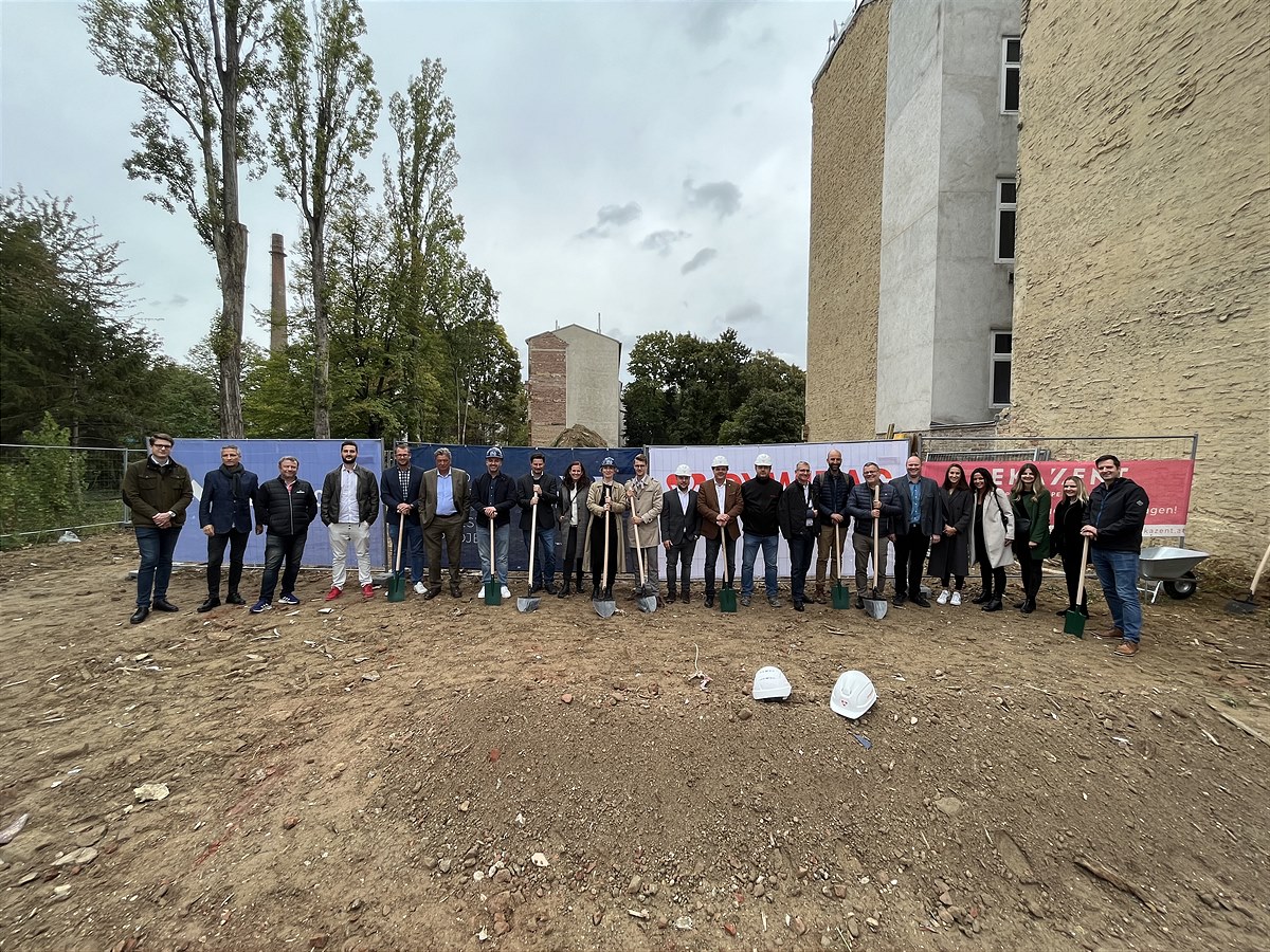 Gruppenfoto von allen Projektbeteiligten des Wohnneubauprojektes in der Lorystraße 71