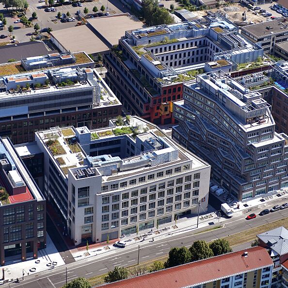 Die Macherei München: Sechs Gebäude mit 75.000 Quadratmeter Mietfläche, aus der Feder von drei verschiedenen, international renommierten Architekturbüros, für New Work, Hotellerie, Gastronomie und Freizeit. Das Gebäude-Ensemble ist ein Best Practice-Beispiel für einen Raum, der gut funktioniert.