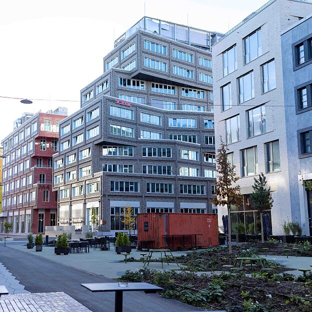 Der Quartiersplatz der Macherei verbindet als Socializing Spot nicht nur die Mieter des Ensembles miteinander. Der öffentliche Bereich der Quartiersentwicklung ist wegen der besonders bunten Architektur mit Klinkerfassade besonders beliebt bei Besuchern aus ganz München.