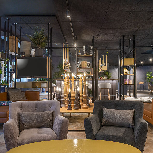 Die Lobby des neuen Hotels wartet mit einem großen Lobby-Bereich auf, in den eine gemütliche Lounge integriert ist.