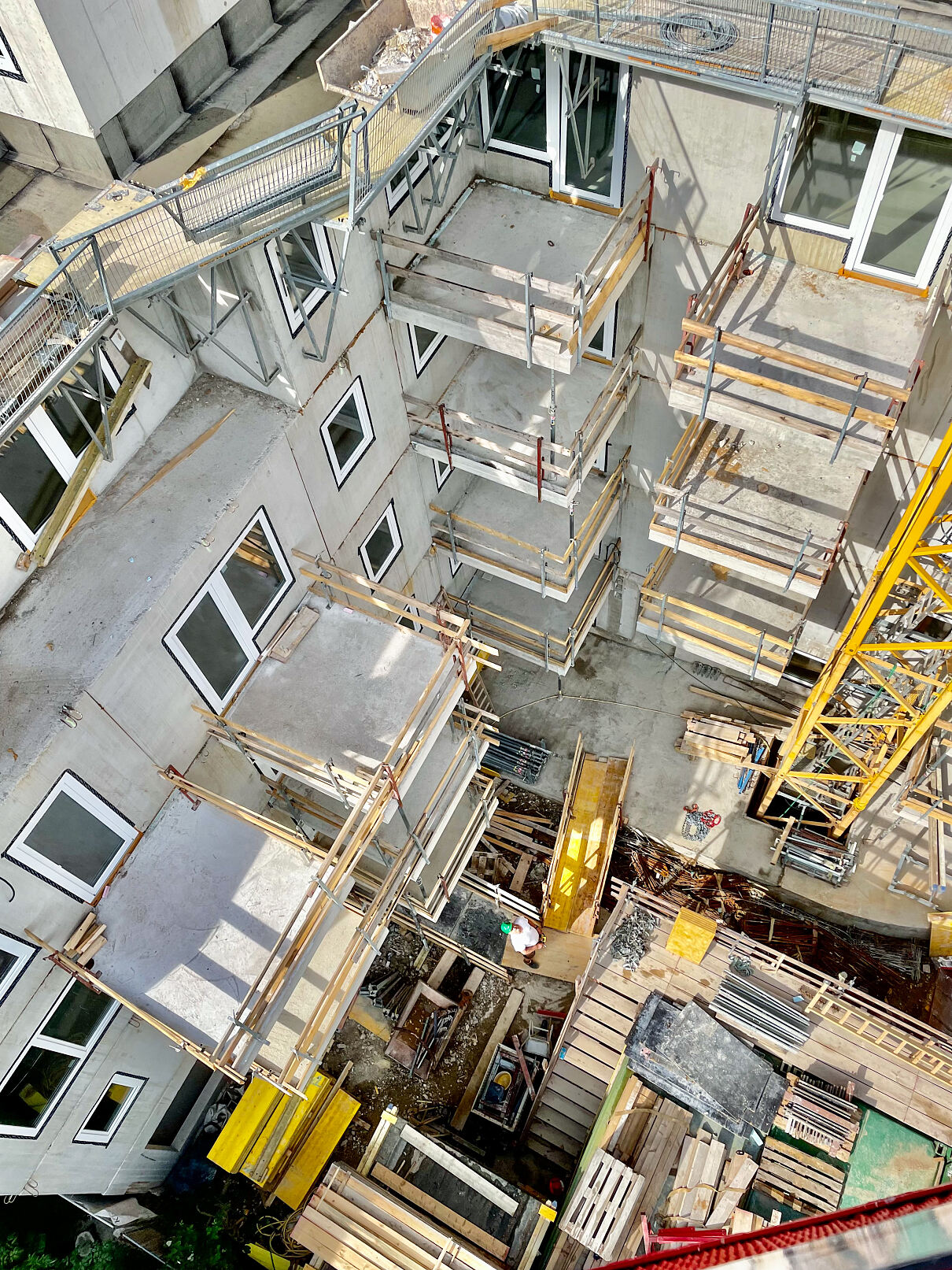  Blick von oben: Das beeindruckende Krankarusell zeigt die vielen Balkone zum Innenhof