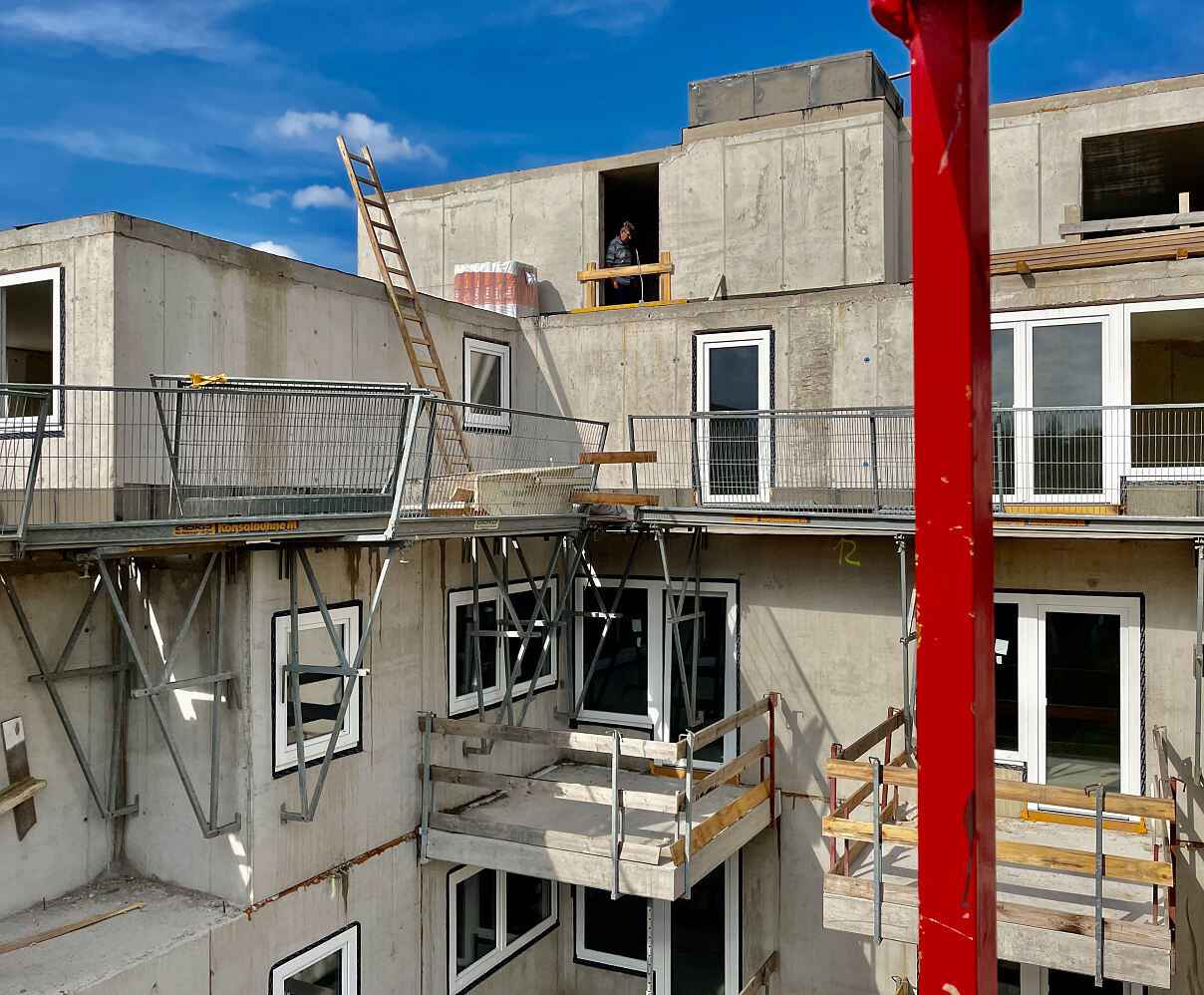 Die fast vollständige Fensterverkleidung der obersten Stockwerke zeigt den fortgeschrittenen Baufortschritt des Kh:Ek:51