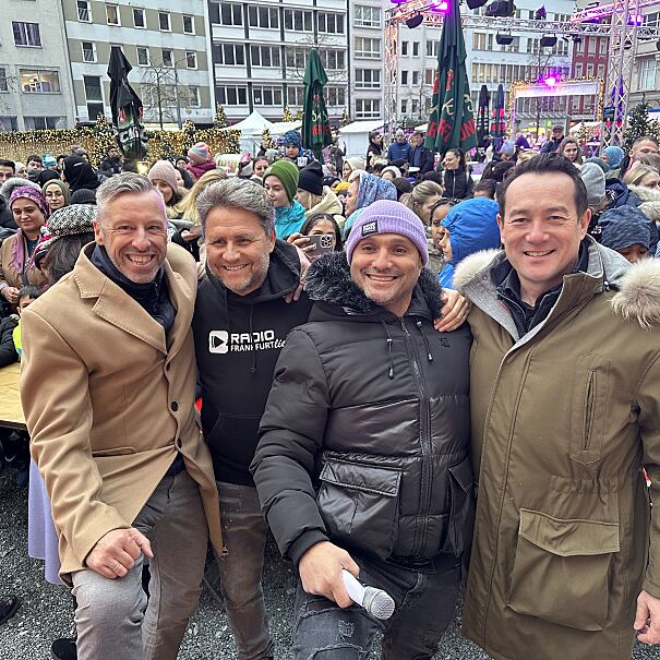 Von links nach rechts: Thomas Beer (Projektentwickler der Rock Capital Group), Stephan Schwenk (Gründer und Geschäftsführer der Radio Group), Hassan-Annouri (Frankfurt-Botschafter) und Christian Lealahabumrung (geschäftsführender Gesellschafter der Rock Capital Group) haben 1.000 Frankfurter Kindern eine große Freude beschert.