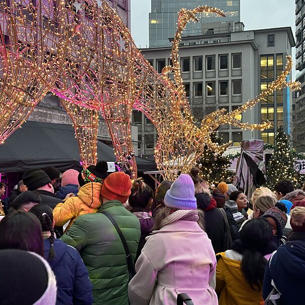 Der Andrang auf dem City Xmas-Gelände in der Stiftstraße war sehr groß. Schließlich wurden 1.000 Geschenke verteilt.