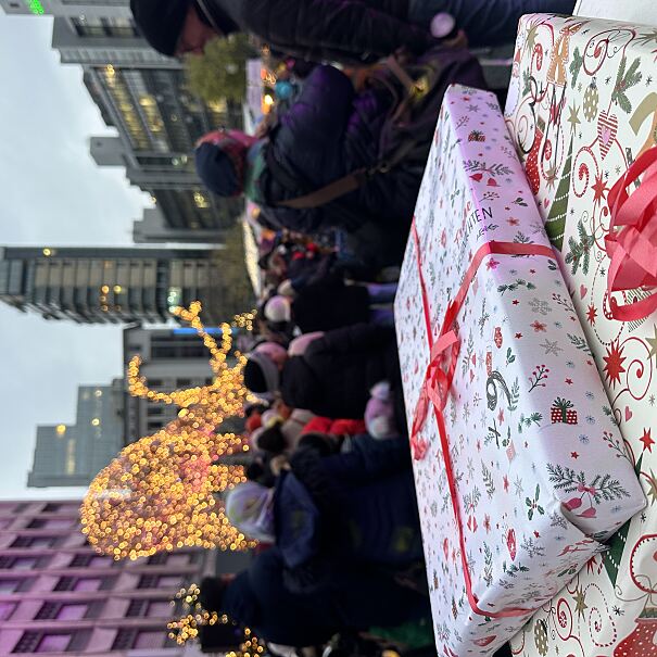 1.000 Geschenke haben heute in der Frankfurter Innenstadt neue Besitzer gesucht.