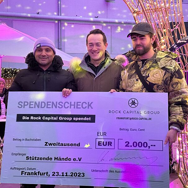 Freuen durfte sich auch Stützende Hände e.V. über eine Spende der Rock Capital Group. Von links nach rechts im Bild: Frankfurt Botschafter Hassan Annouri, Christian Lealahabumrung, geschäftsführender Gesellschafter der Rock Capital Group und Modemacher Samuel Gärtner.