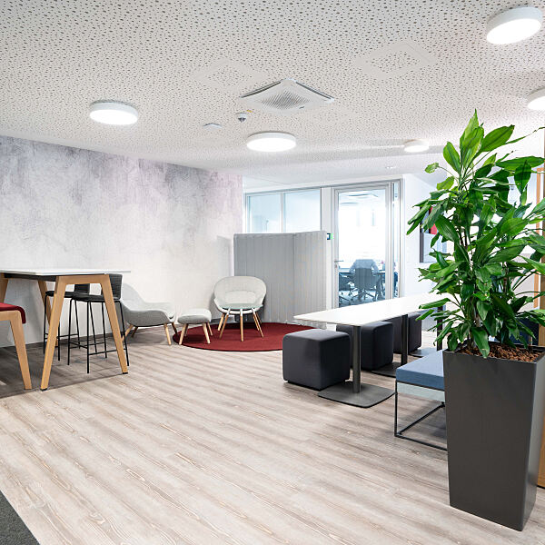 New Work muss auch im Labor gelebt werden: Im Skygate finden Life Science-Mieter neben Laboren auch Kommunikationsflächen für ihre Mitarbeiter.