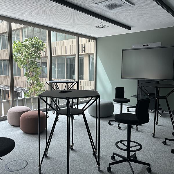 Ein weiterer Meetingraum der Crédit Agricole Leasing & Factoring im HEADS, mit Blick auf das immer grüner werdende Atrium.