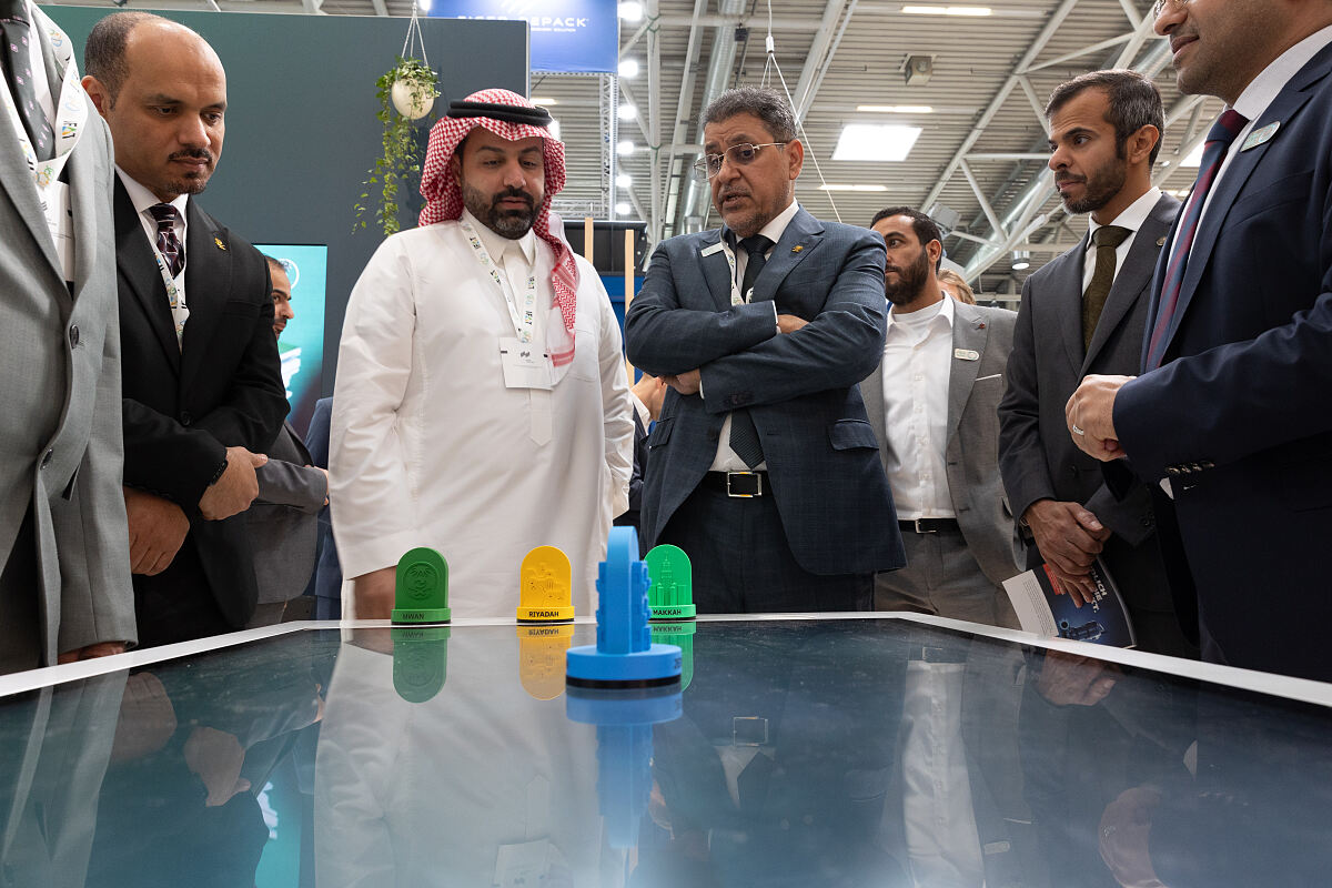 Sultan Alharthi, alongside key political and economic figures, explores Saudi Arabia’s waste management innovations at an interactive display table at the IFAT trade fair.