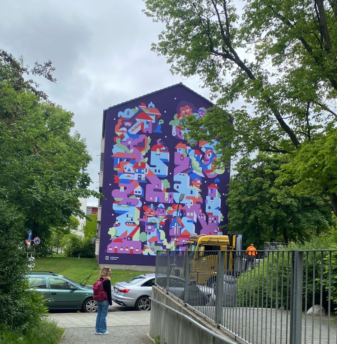 Die Münchner Künstler Johannes Brechter und Armin Kiss-Istok haben die Fassade in der Möschenfelderstraße 11 in ein Mural verwandelt©Münchner Wohnen