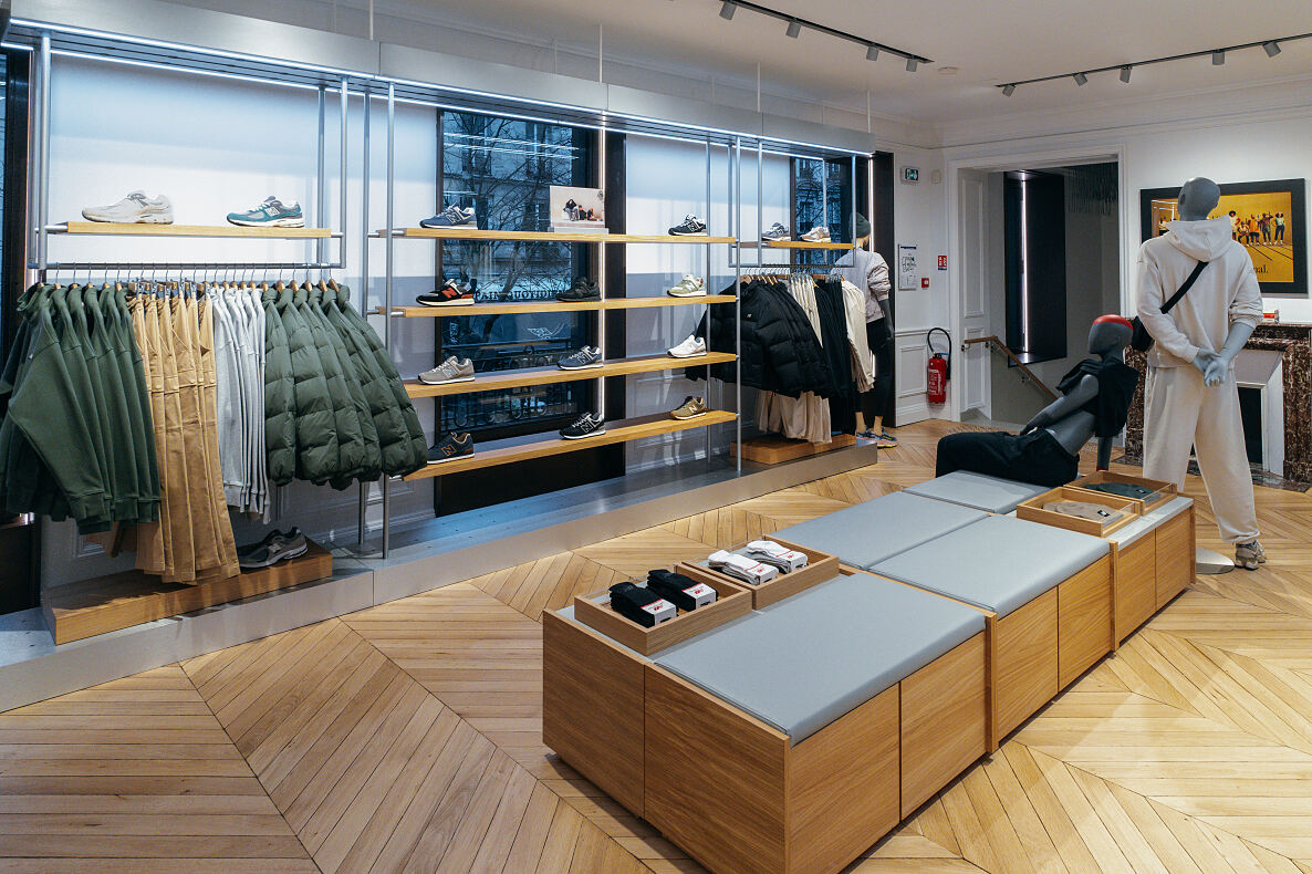 Moderne Inneneinrichtung und sorgfältig kuratierte Produkte machen den neuen New Balance Store im HERZOG MAX zu einem Highlight in der Münchner Innenstadt.