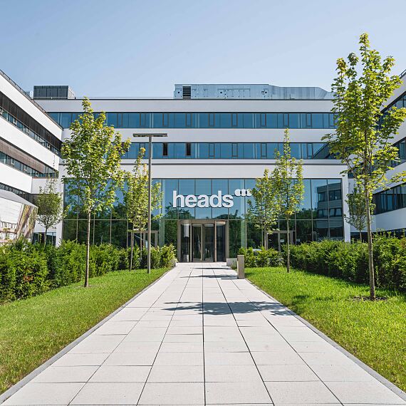 Außen und innen Grün: Nicht nur die Innenbereiche sondern auch die Außenanlagen des HEADS holen die Natur auf den Bürocampus.