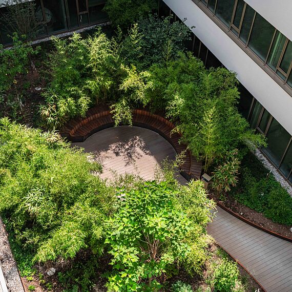 Der offene Ganzjahresgarten Secret Garden sorgt je nach Jahreszeit für unterschiedliche Farben und Begegnungssituationen.