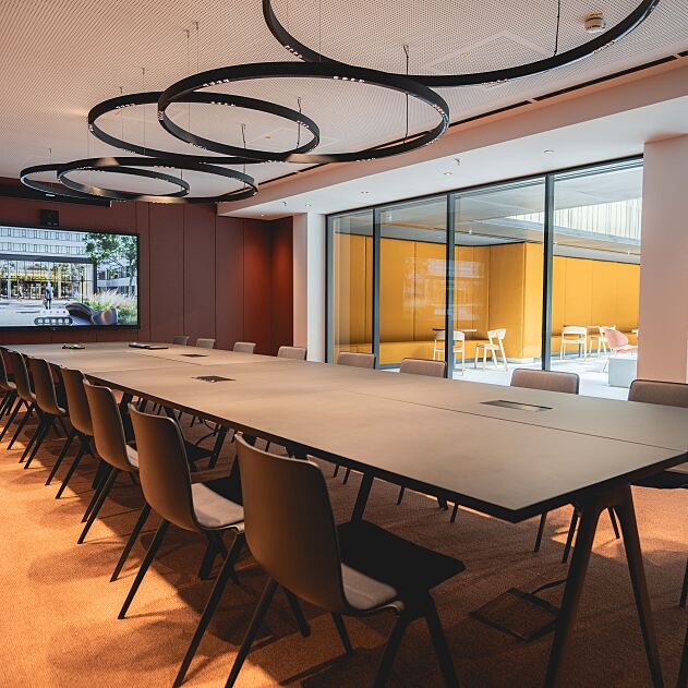 Mit dem Blick ins Atrium Under the Tree, Human Centric Lighting und flexiblen Buchungsmöglichkeiten bieten die Meetingräume im HEADS den Mietern viel Flexibilität und Komfort.