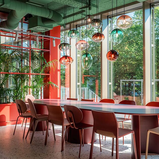 Über 300 Sitzplätze verschiedener Art bietet das hauseigene Restaurant HUNGRY HEADS den Gebäudenutzern.